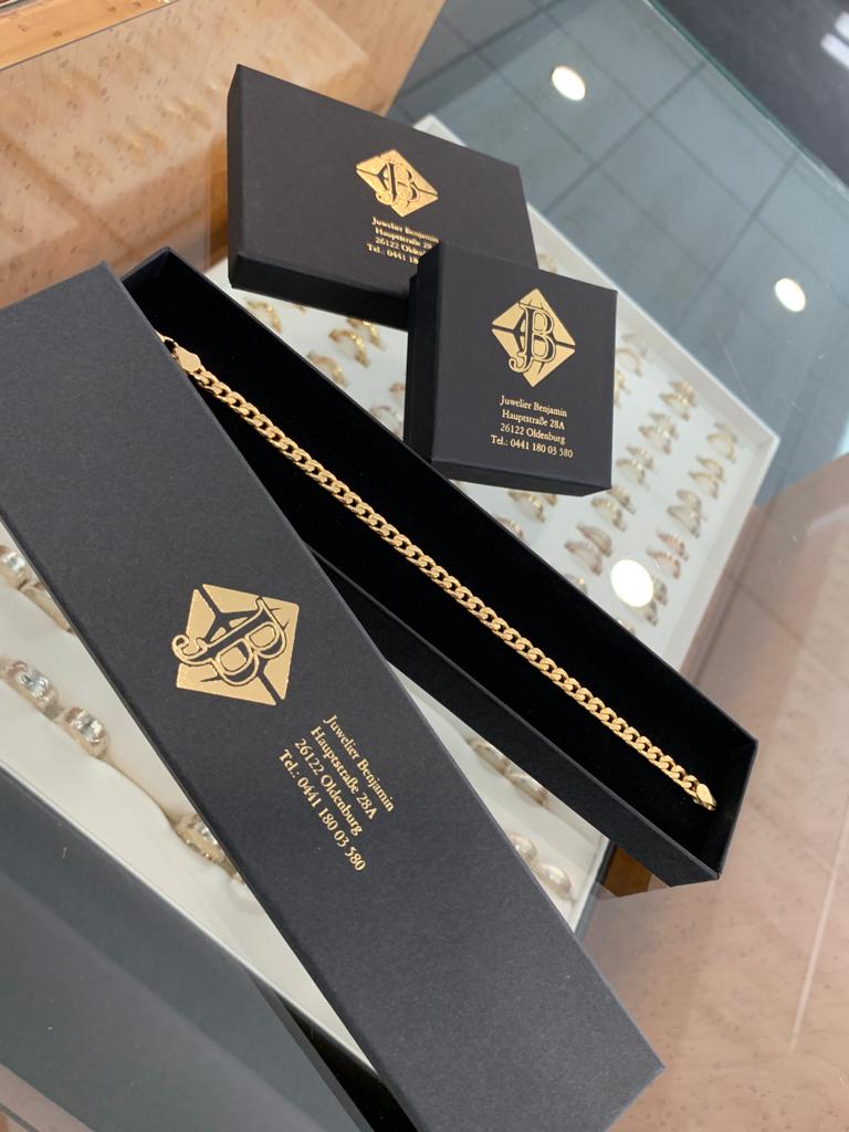 Goldschmuck und Präsentation von Juwelier Benjamin im Geschäft